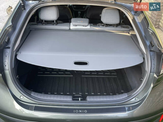 Серый Хендай Ioniq, объемом двигателя 1.58 л и пробегом 46 тыс. км за 19900 $, фото 6 на Automoto.ua