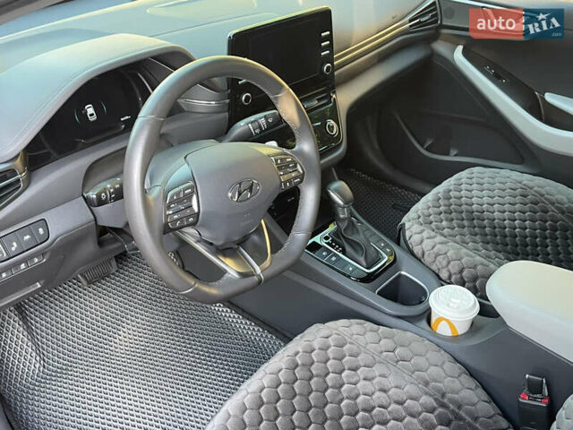 Серый Хендай Ioniq, объемом двигателя 1.58 л и пробегом 46 тыс. км за 19900 $, фото 10 на Automoto.ua