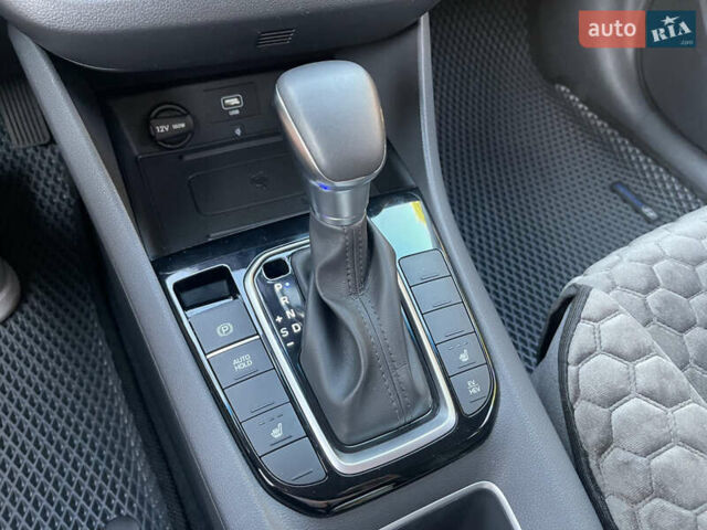 Серый Хендай Ioniq, объемом двигателя 1.58 л и пробегом 46 тыс. км за 19900 $, фото 24 на Automoto.ua