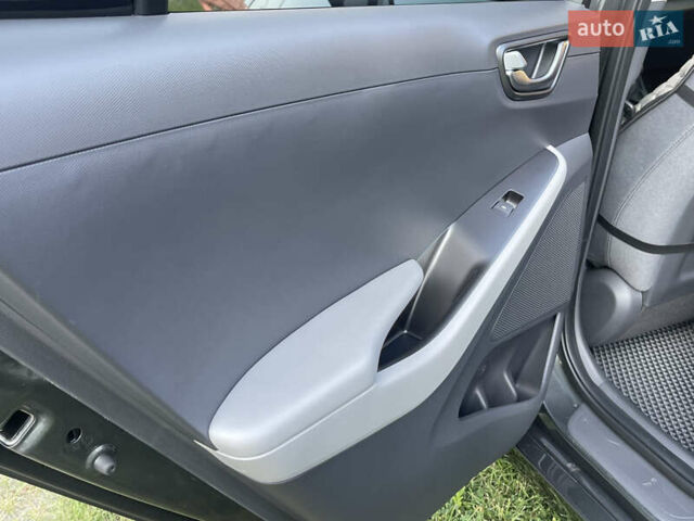 Серый Хендай Ioniq, объемом двигателя 1.58 л и пробегом 46 тыс. км за 19900 $, фото 9 на Automoto.ua