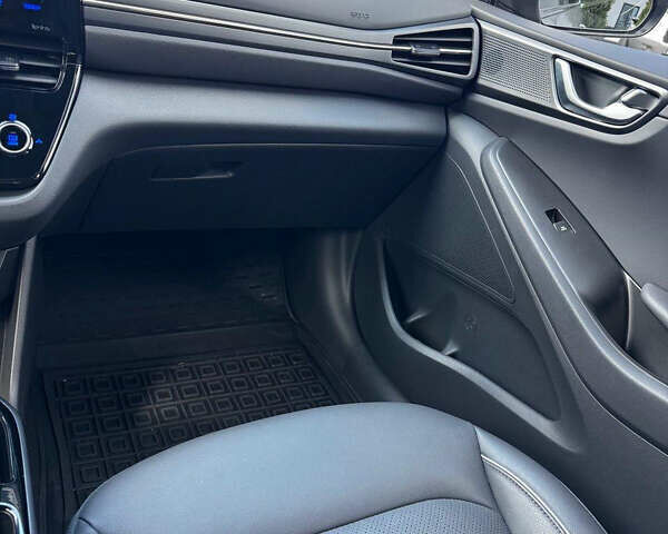 Сірий Хендай Ioniq, об'ємом двигуна 0 л та пробігом 20 тис. км за 19500 $, фото 14 на Automoto.ua