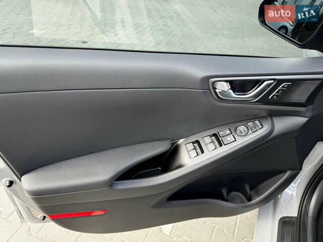 Сірий Хендай Ioniq, об'ємом двигуна 0 л та пробігом 20 тис. км за 19500 $, фото 12 на Automoto.ua