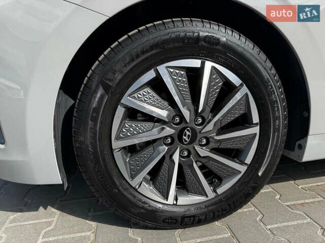 Сірий Хендай Ioniq, об'ємом двигуна 0 л та пробігом 20 тис. км за 19500 $, фото 16 на Automoto.ua