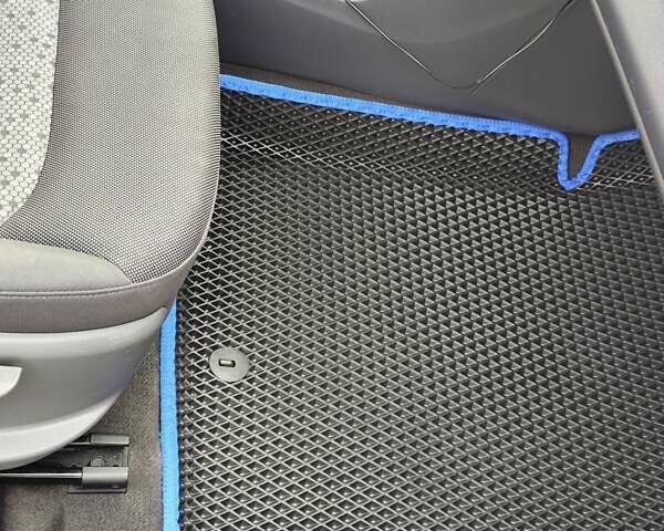 Синий Хендай Ioniq, объемом двигателя 0 л и пробегом 184 тыс. км за 11200 $, фото 24 на Automoto.ua