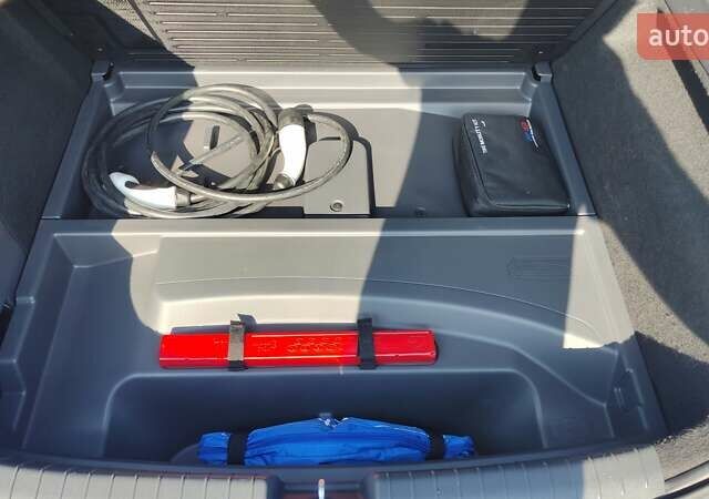 Синий Хендай Ioniq, объемом двигателя 0 л и пробегом 152 тыс. км за 12300 $, фото 13 на Automoto.ua