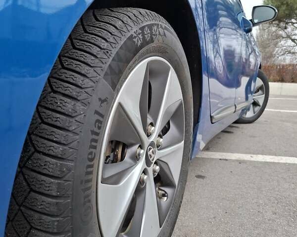 Синий Хендай Ioniq, объемом двигателя 0 л и пробегом 107 тыс. км за 11999 $, фото 4 на Automoto.ua