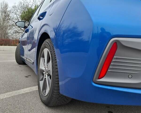 Синий Хендай Ioniq, объемом двигателя 0 л и пробегом 107 тыс. км за 11999 $, фото 6 на Automoto.ua