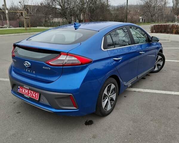 Синий Хендай Ioniq, объемом двигателя 0 л и пробегом 107 тыс. км за 11999 $, фото 9 на Automoto.ua