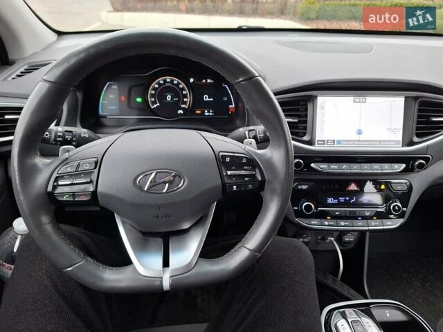 Синий Хендай Ioniq, объемом двигателя 0 л и пробегом 107 тыс. км за 11999 $, фото 17 на Automoto.ua