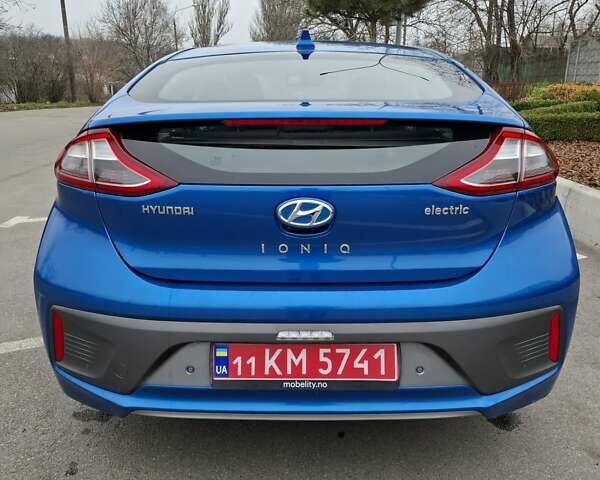 Синий Хендай Ioniq, объемом двигателя 0 л и пробегом 107 тыс. км за 11999 $, фото 10 на Automoto.ua
