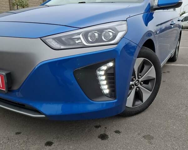 Синий Хендай Ioniq, объемом двигателя 0 л и пробегом 107 тыс. км за 11999 $, фото 1 на Automoto.ua