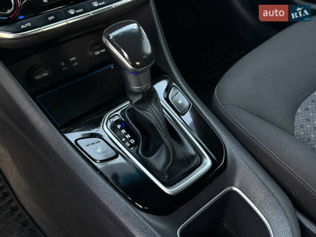 Синий Хендай Ioniq, объемом двигателя 1.6 л и пробегом 199 тыс. км за 12400 $, фото 27 на Automoto.ua