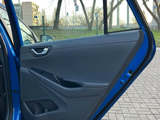 Синий Хендай Ioniq, объемом двигателя 0 л и пробегом 107 тыс. км за 12999 $, фото 10 на Automoto.ua