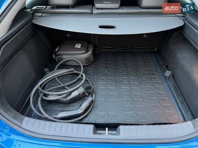 Синий Хендай Ioniq, объемом двигателя 0 л и пробегом 107 тыс. км за 12999 $, фото 1 на Automoto.ua
