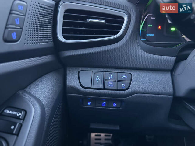 Синий Хендай Ioniq, объемом двигателя 0 л и пробегом 45 тыс. км за 13300 $, фото 20 на Automoto.ua