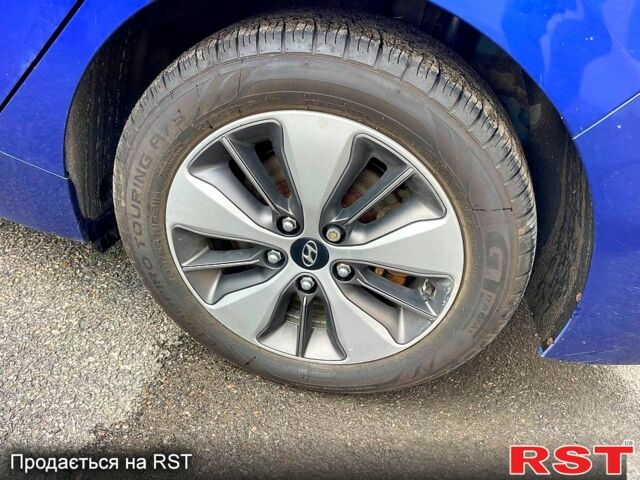 Синий Хендай Ioniq, объемом двигателя 1.6 л и пробегом 83 тыс. км за 13000 $, фото 7 на Automoto.ua