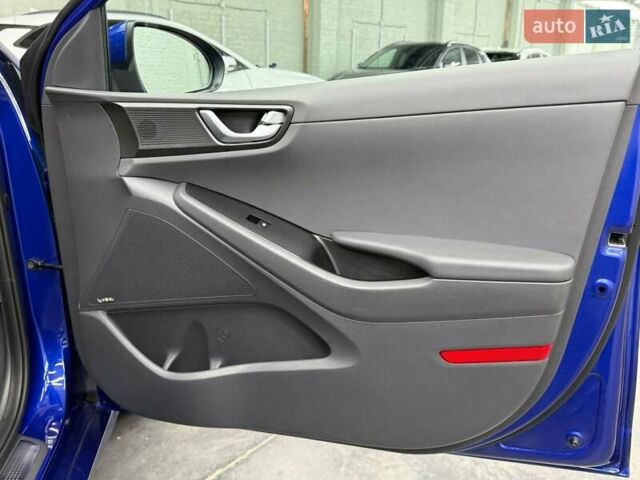 Синий Хендай Ioniq, объемом двигателя 0 л и пробегом 94 тыс. км за 13077 $, фото 20 на Automoto.ua
