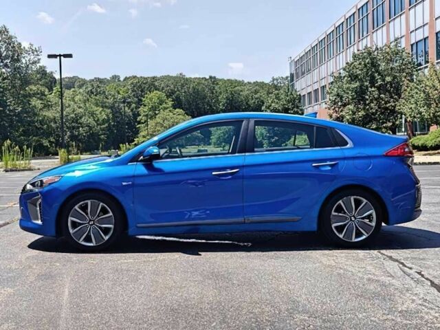 Синий Хендай Ioniq, объемом двигателя 1.6 л и пробегом 110 тыс. км за 9900 $, фото 3 на Automoto.ua