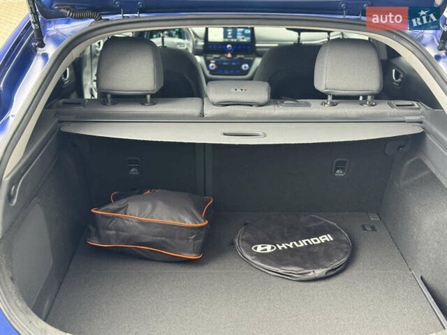 Синий Хендай Ioniq, объемом двигателя 0 л и пробегом 150 тыс. км за 15850 $, фото 50 на Automoto.ua