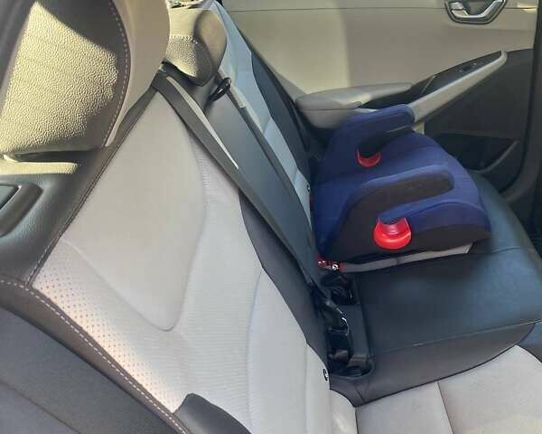 Синий Хендай Ioniq, объемом двигателя 0 л и пробегом 91 тыс. км за 16000 $, фото 6 на Automoto.ua