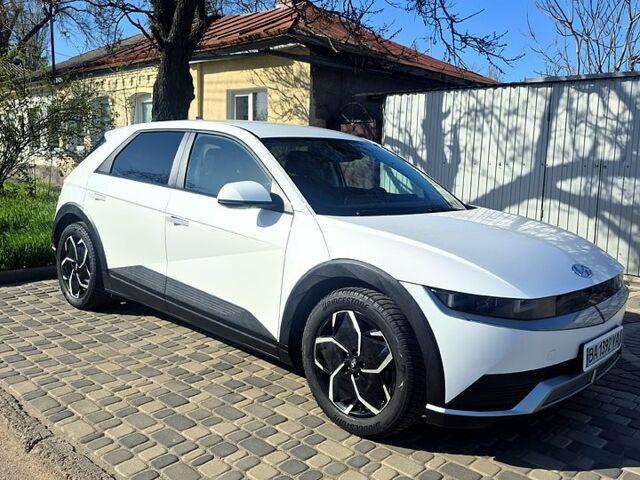 Белый Хендай Ioniq 5, объемом двигателя 0 л и пробегом 65 тыс. км за 24300 $, фото 3 на Automoto.ua
