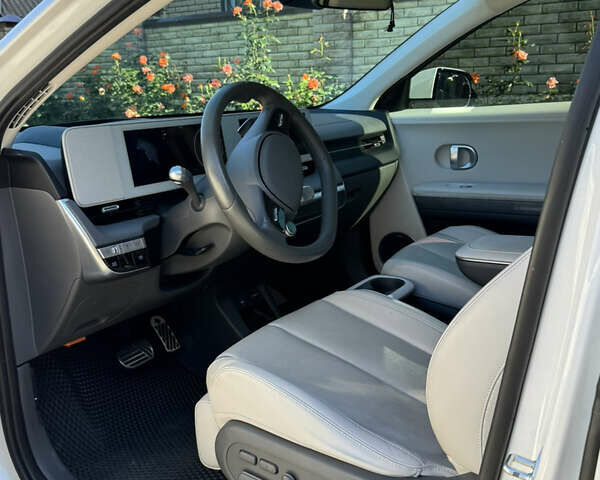 Белый Хендай Ioniq 5, объемом двигателя 0 л и пробегом 118 тыс. км за 26500 $, фото 2 на Automoto.ua