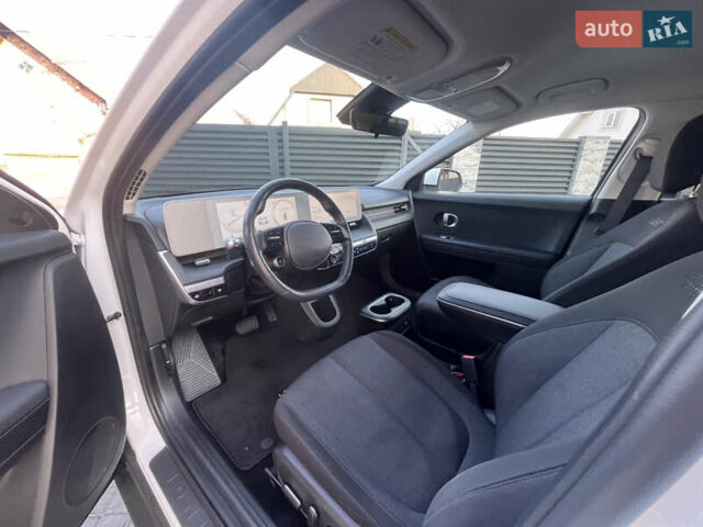 Белый Хендай Ioniq 5, объемом двигателя 0 л и пробегом 96 тыс. км за 22500 $, фото 30 на Automoto.ua