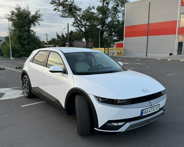 Белый Хендай Ioniq 5, объемом двигателя 0 л и пробегом 44 тыс. км за 26400 $, фото 2 на Automoto.ua