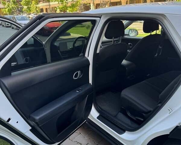 Белый Хендай Ioniq 5, объемом двигателя 0 л и пробегом 47 тыс. км за 26900 $, фото 8 на Automoto.ua