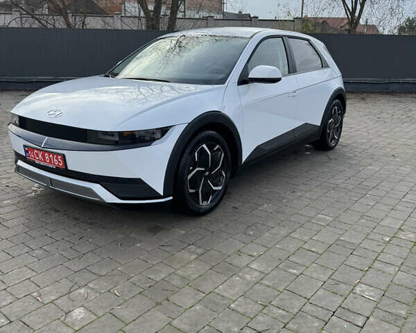 Белый Хендай Ioniq 5, объемом двигателя 0 л и пробегом 17 тыс. км за 24500 $, фото 2 на Automoto.ua