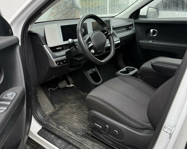 Белый Хендай Ioniq 5, объемом двигателя 0 л и пробегом 45 тыс. км за 19999 $, фото 4 на Automoto.ua