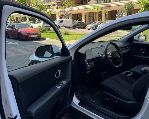 Белый Хендай Ioniq 5, объемом двигателя 0 л и пробегом 47 тыс. км за 26900 $, фото 10 на Automoto.ua