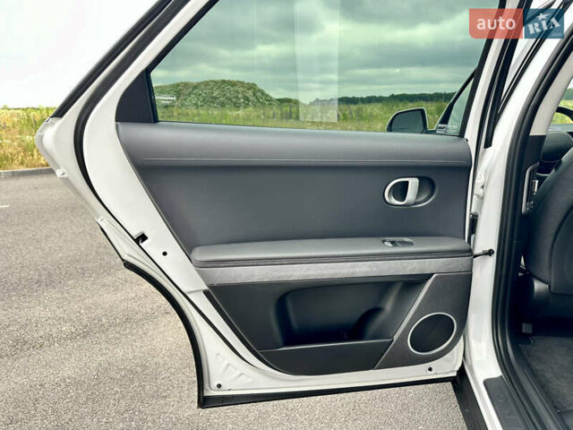 Белый Хендай Ioniq 5, объемом двигателя 0 л и пробегом 42 тыс. км за 29500 $, фото 52 на Automoto.ua