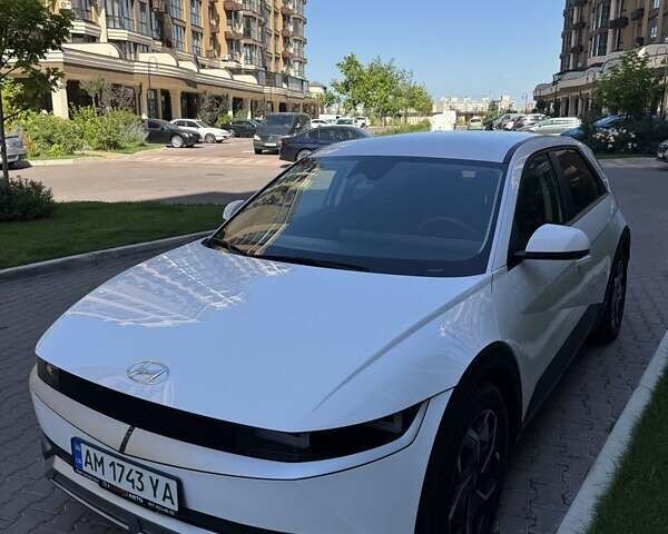 Белый Хендай Ioniq 5, объемом двигателя 0 л и пробегом 47 тыс. км за 26900 $, фото 2 на Automoto.ua