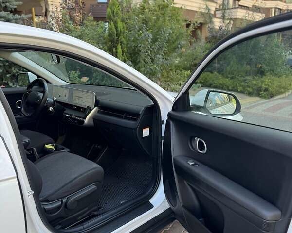 Белый Хендай Ioniq 5, объемом двигателя 0 л и пробегом 47 тыс. км за 26900 $, фото 4 на Automoto.ua