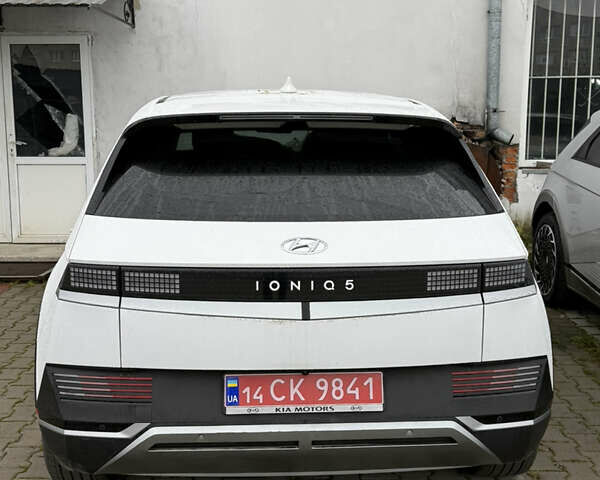 Белый Хендай Ioniq 5, объемом двигателя 0 л и пробегом 45 тыс. км за 19999 $, фото 2 на Automoto.ua
