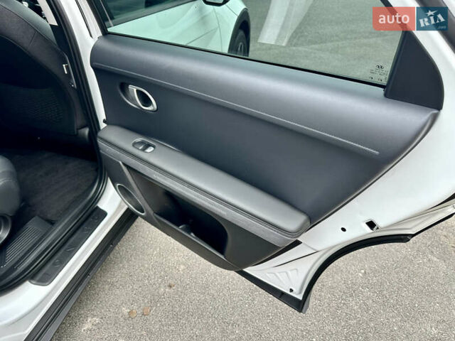 Белый Хендай Ioniq 5, объемом двигателя 0 л и пробегом 42 тыс. км за 29999 $, фото 72 на Automoto.ua