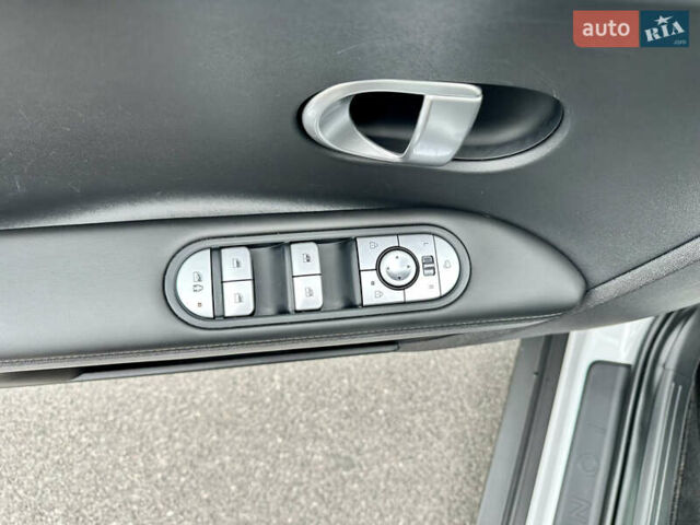 Белый Хендай Ioniq 5, объемом двигателя 0 л и пробегом 42 тыс. км за 29999 $, фото 40 на Automoto.ua