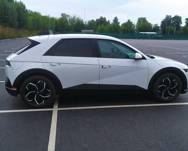 Белый Хендай Ioniq 5, объемом двигателя 0 л и пробегом 50 тыс. км за 25200 $, фото 3 на Automoto.ua