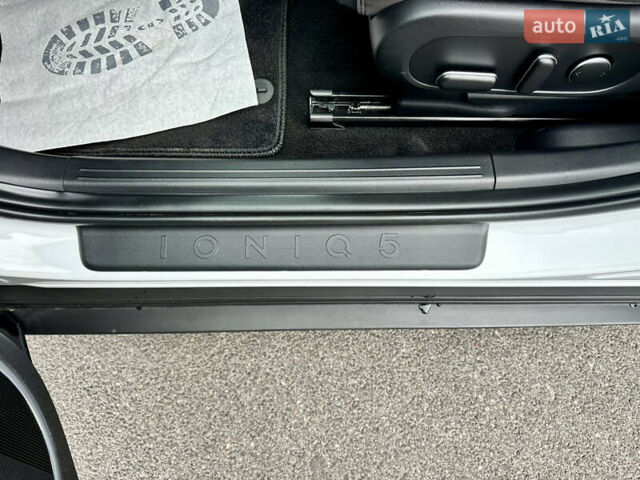 Белый Хендай Ioniq 5, объемом двигателя 0 л и пробегом 42 тыс. км за 29999 $, фото 41 на Automoto.ua