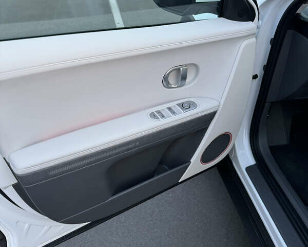 Белый Хендай Ioniq 5, объемом двигателя 0 л и пробегом 44 тыс. км за 26400 $, фото 18 на Automoto.ua