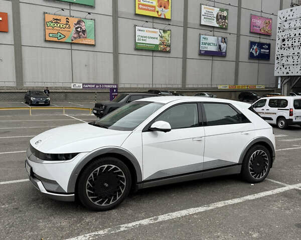 Белый Хендай Ioniq 5, объемом двигателя 0 л и пробегом 50 тыс. км за 28800 $, фото 10 на Automoto.ua