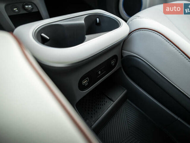 Белый Хендай Ioniq 5, объемом двигателя 0 л и пробегом 32 тыс. км за 34200 $, фото 3 на Automoto.ua