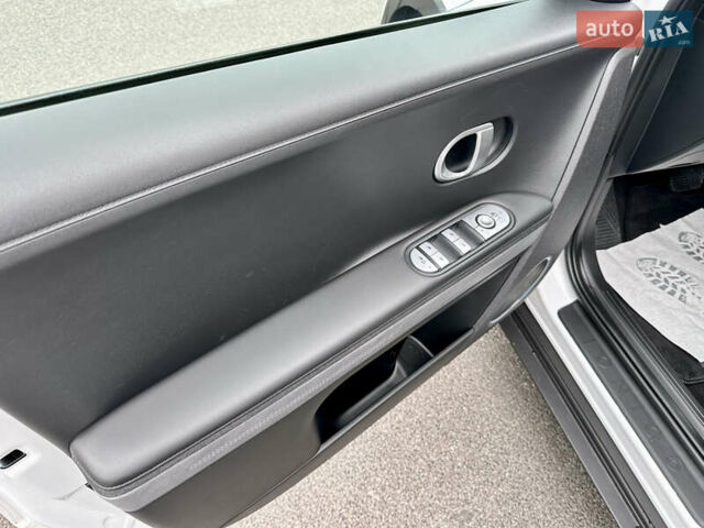 Белый Хендай Ioniq 5, объемом двигателя 0 л и пробегом 42 тыс. км за 29999 $, фото 39 на Automoto.ua