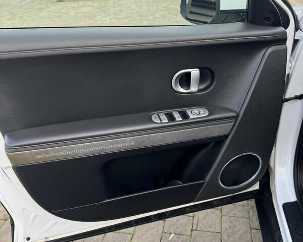 Белый Хендай Ioniq 5, объемом двигателя 0 л и пробегом 17 тыс. км за 24500 $, фото 7 на Automoto.ua