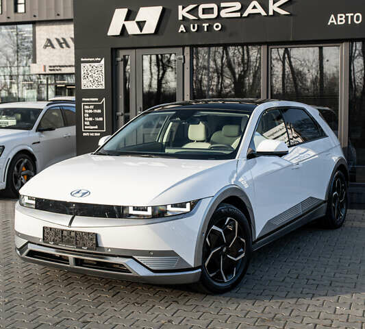 Белый Хендай Ioniq 5, объемом двигателя 0 л и пробегом 32 тыс. км за 34200 $, фото 2 на Automoto.ua