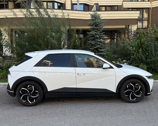 Белый Хендай Ioniq 5, объемом двигателя 0 л и пробегом 47 тыс. км за 26900 $, фото 5 на Automoto.ua