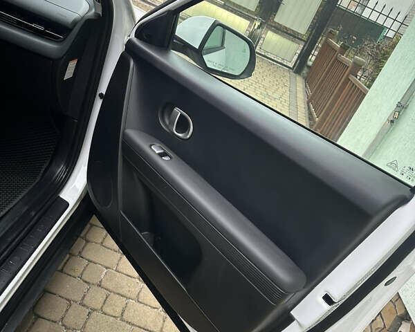 Белый Хендай Ioniq 5, объемом двигателя 0 л и пробегом 84 тыс. км за 23200 $, фото 14 на Automoto.ua