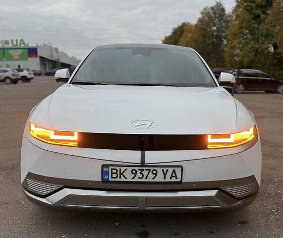 Белый Хендай Ioniq 5, объемом двигателя 0 л и пробегом 33 тыс. км за 33999 $, фото 4 на Automoto.ua