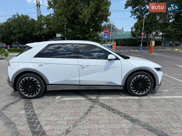 Белый Хендай Ioniq 5, объемом двигателя 0 л и пробегом 28 тыс. км за 33500 $, фото 3 на Automoto.ua
